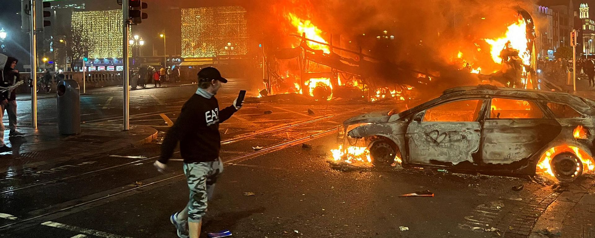 Сожженный во время беспорядков автомобиль в Дублине - Sputnik Азербайджан, 1920, 24.11.2023