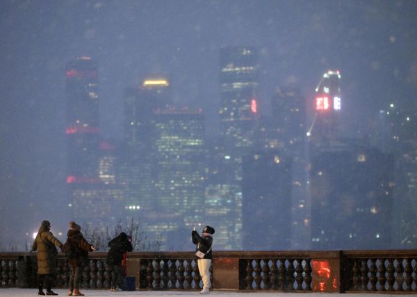 Люди фотографируются на смотровой площадке на Воробьевых горах в Москве - Sputnik Азербайджан
