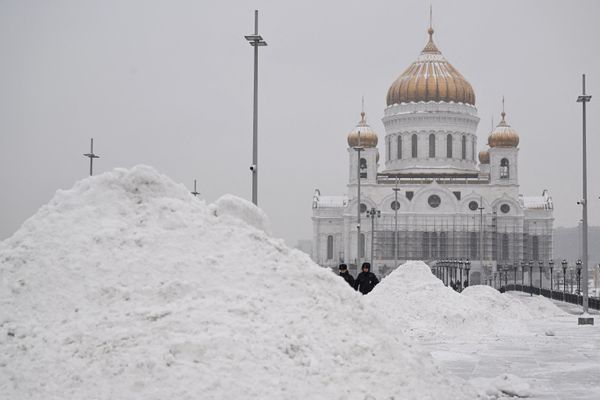 Сотрудники полиции идут по Патриаршему мосту через Москву-реку перед Храмом Христа Спасителя во время снегопада в Москве. - Sputnik Азербайджан