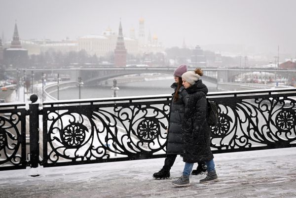 Женщины идут по Патриаршему мосту через Москву-реку. - Sputnik Азербайджан