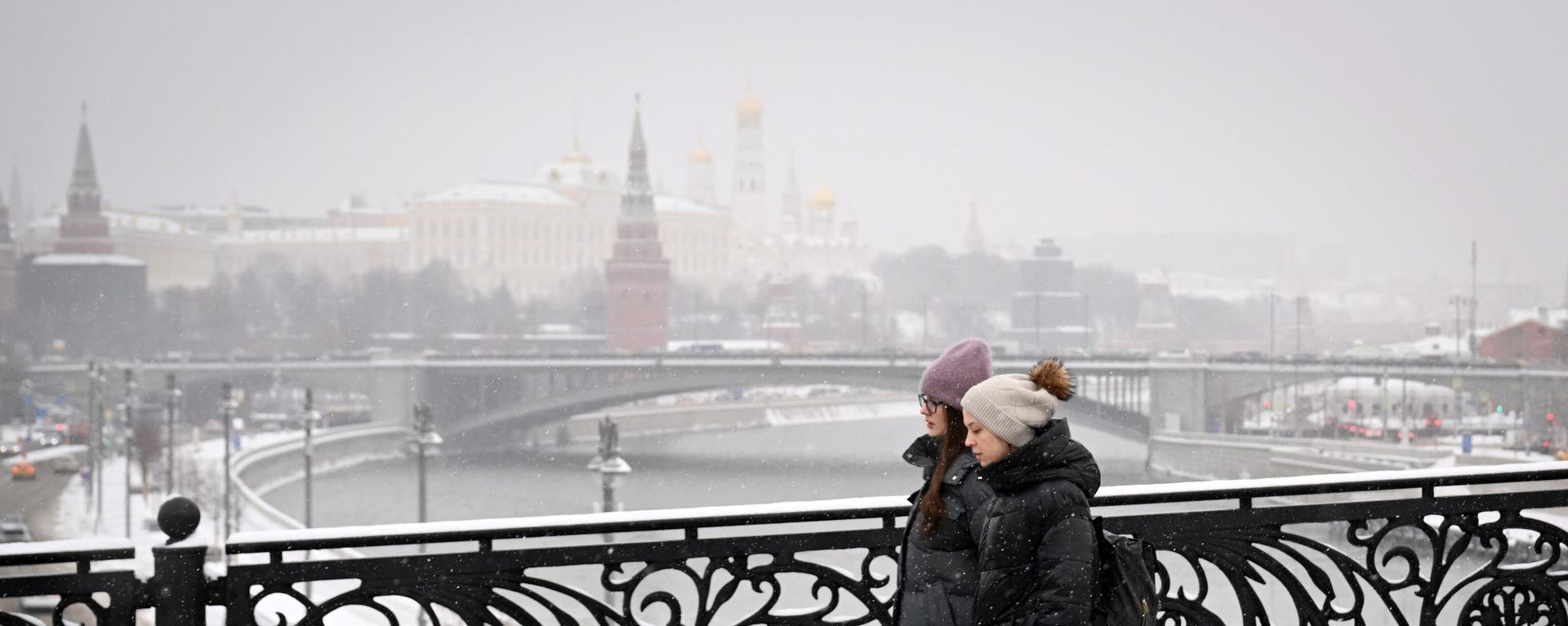 Женщины идут по Патриаршему мосту через Москву-реку - Sputnik Азербайджан, 1920, 26.12.2023