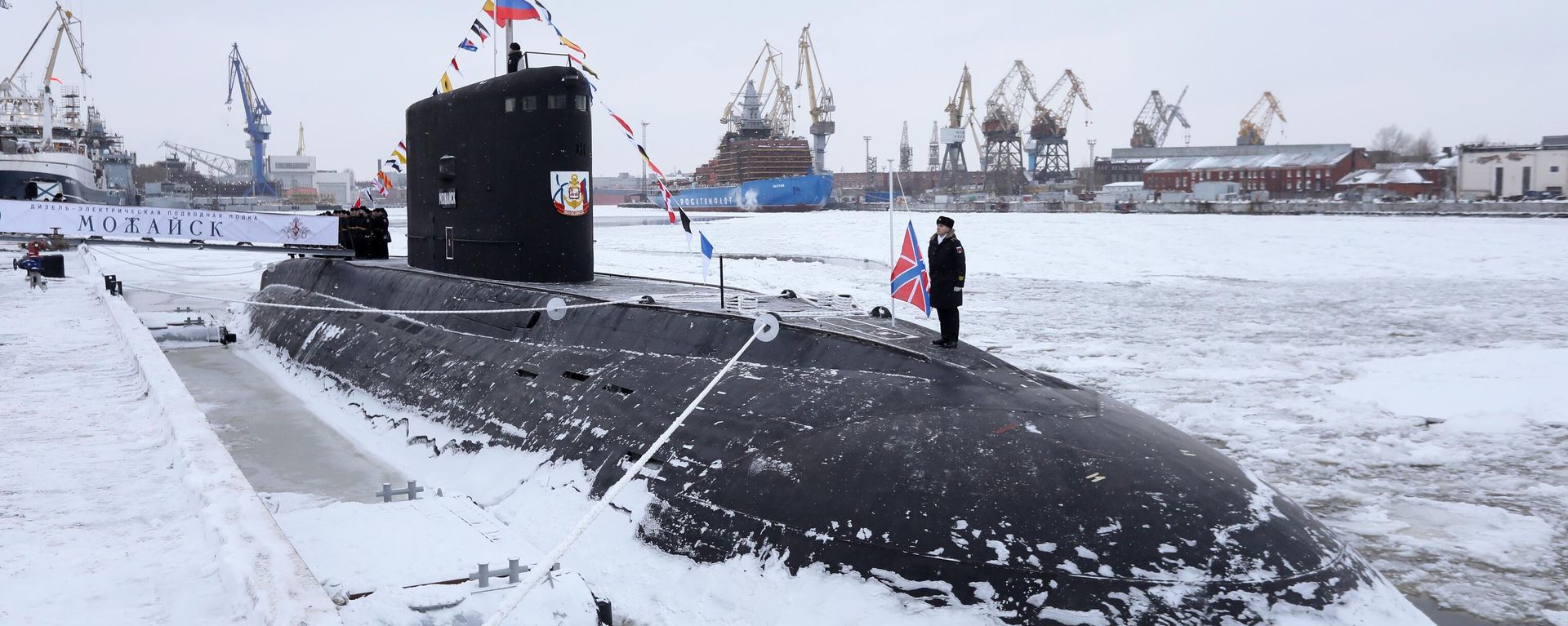 Военнослужащий на торжественной церемонии поднятия Военно-морского флага РФ на большой дизель-электрической подводной лодке Можайск (проект 636) в Санкт-Петербурге - Sputnik Азербайджан, 1920, 30.11.2023