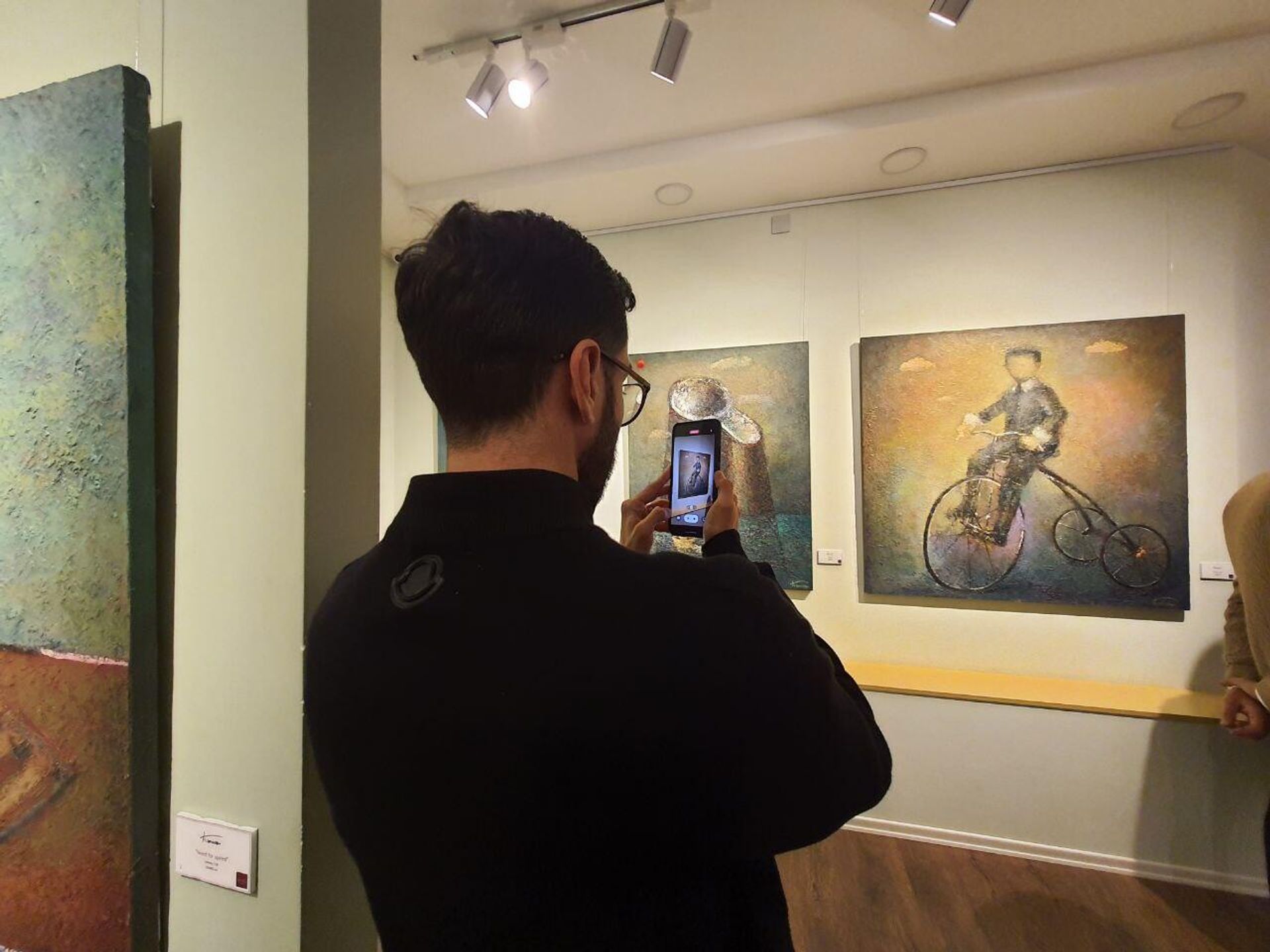 Выставка Let's play азербайджанского художника Бахруза Кенгерли в Huma Art Room - Sputnik Азербайджан, 1920, 02.12.2023