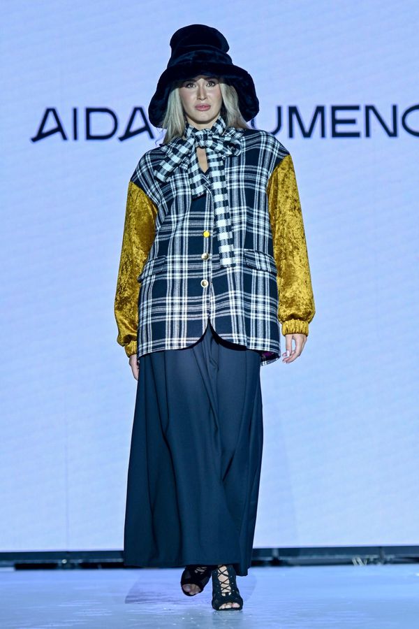 Модель во время показа коллекций на Azerbaijan Fashion Week. - Sputnik Азербайджан