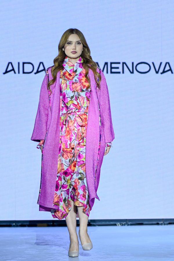 Модель во время показа коллекций на Azerbaijan Fashion Week. - Sputnik Азербайджан