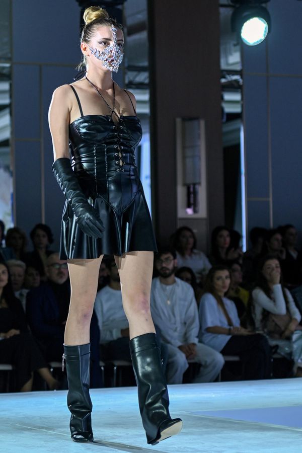 Модель во время показа коллекций на Azerbaijan Fashion Week. - Sputnik Азербайджан
