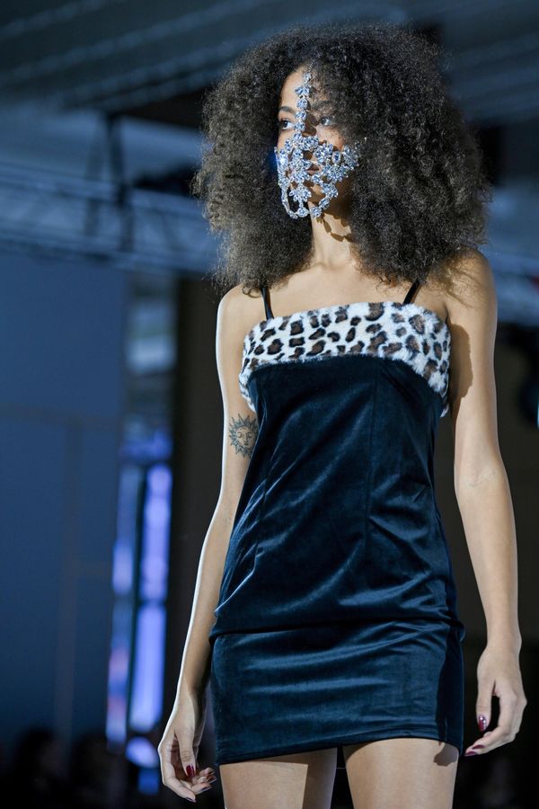 Модель во время показа коллекций на Azerbaijan Fashion Week. - Sputnik Азербайджан