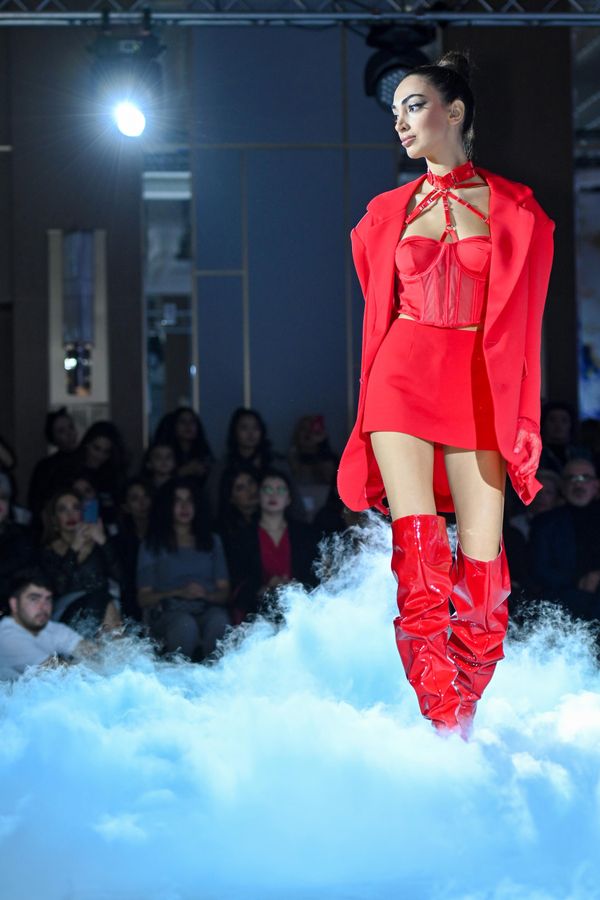 Модель во время показа коллекций на Azerbaijan Fashion Week. - Sputnik Азербайджан