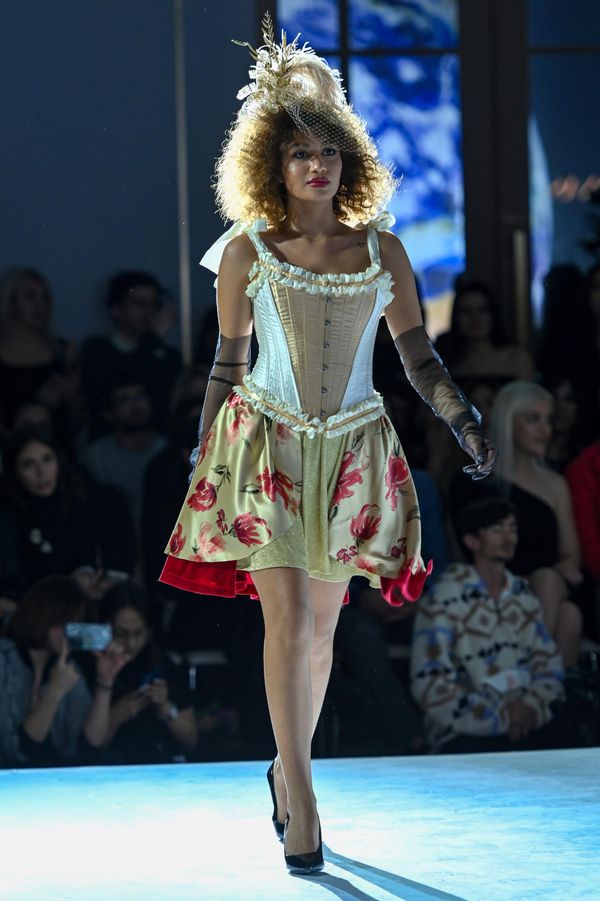 Модель во время показа коллекций на Azerbaijan Fashion Week. - Sputnik Азербайджан