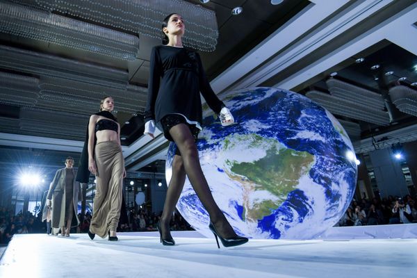 Модель во время показа коллекций на Azerbaijan Fashion Week. - Sputnik Азербайджан