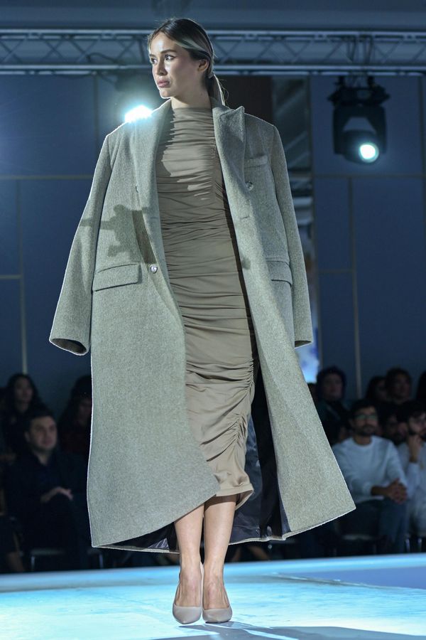 Модель во время показа коллекций на Azerbaijan Fashion Week. - Sputnik Азербайджан