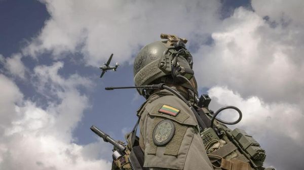 Литовский военный во время учений, архивное фото - Sputnik Азербайджан