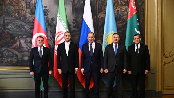 Министр иностранных дел Азербайджана Джейхун Байрамов, министр иностранных дел Ирана Хоссейн Амир Абдоллахиан, министр иностранных дел Российской Федерации Сергей Лавров, министр иностранных дел Казахстана Мурат Нуртлеу, глава МИД Туркменистана Рашид Мередов (слева направо) на встрече глав МИД прикаспийских государств - Азербайджана, Ирана, Казахстана, России и Туркменистана в Москве. - Sputnik Азербайджан
