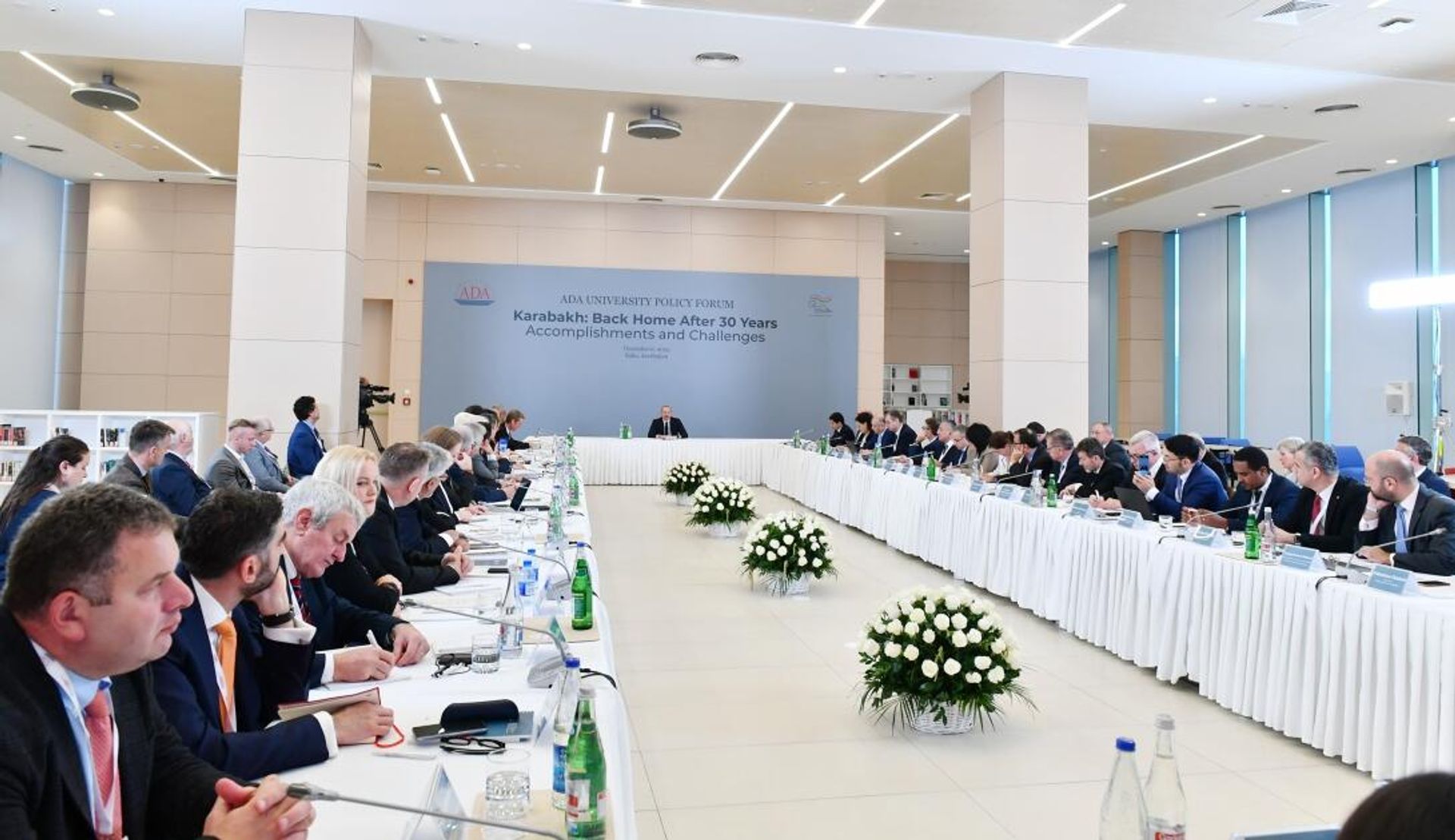 Prezident İlham Əliyev “Qarabağ: 30 ildən sonra evə dönüş. Nailiyyətlər və çətinliklər” Forumunda iştirak edir  - Sputnik Азербайджан, 1920, 06.12.2023