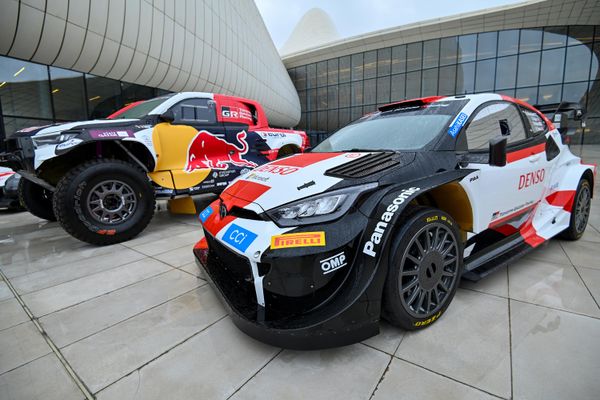 Показ спортивных автомобилей в рамках недели FIA в Баку в фойе Центра Гейдара Алиева - Sputnik Азербайджан