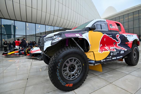 Показ спортивных автомобилей в рамках недели FIA в Баку в фойе Центра Гейдара Алиева - Sputnik Азербайджан