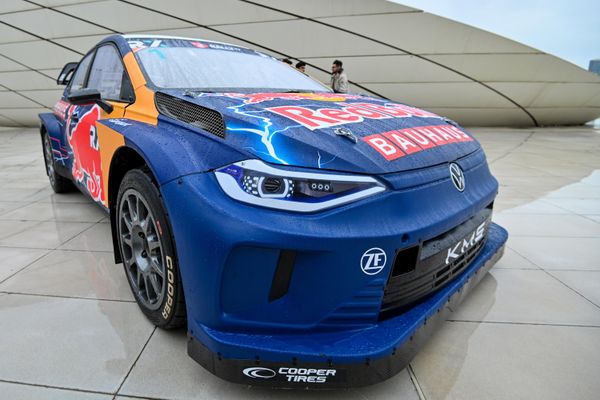 Показ спортивных автомобилей в рамках недели FIA в Баку в фойе Центра Гейдара Алиева - Sputnik Азербайджан