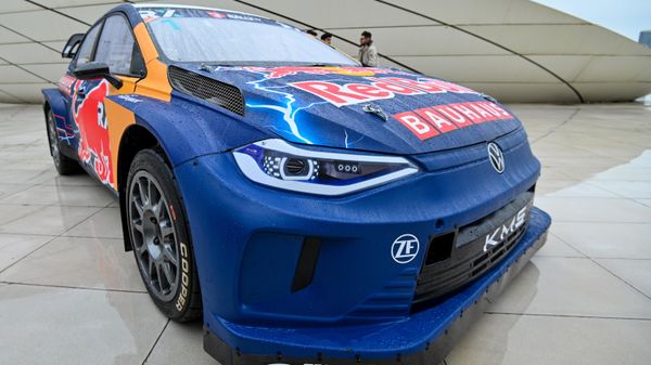 Показ спортивных автомобилей в рамках недели FIA в Баку в фойе Центра Гейдара Алиева - Sputnik Азербайджан