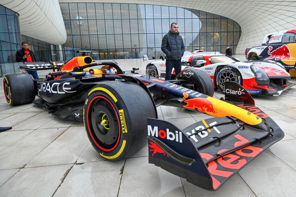 Показ спортивных автомобилей в рамках недели FIA в Баку в фойе Центра Гейдара Алиева - Sputnik Азербайджан