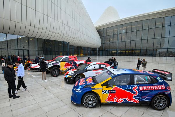 Показ спортивных автомобилей в рамках недели FIA в Баку в фойе Центра Гейдара Алиева - Sputnik Азербайджан