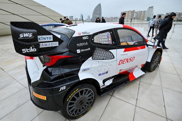 Показ спортивных автомобилей в рамках недели FIA в Баку в фойе Центра Гейдара Алиева - Sputnik Азербайджан