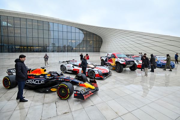 Показ спортивных автомобилей в рамках недели FIA в Баку в фойе Центра Гейдара Алиева - Sputnik Азербайджан