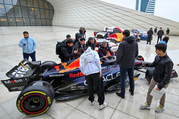 Показ спортивных автомобилей в рамках недели FIA в Баку в фойе Центра Гейдара Алиева - Sputnik Азербайджан