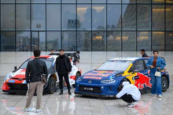 Показ спортивных автомобилей в рамках недели FIA в Баку в фойе Центра Гейдара Алиева - Sputnik Азербайджан