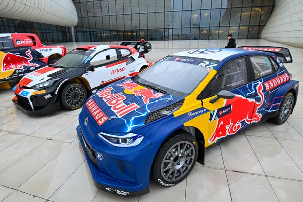 Показ спортивных автомобилей в рамках недели FIA в Баку в фойе Центра Гейдара Алиева - Sputnik Азербайджан