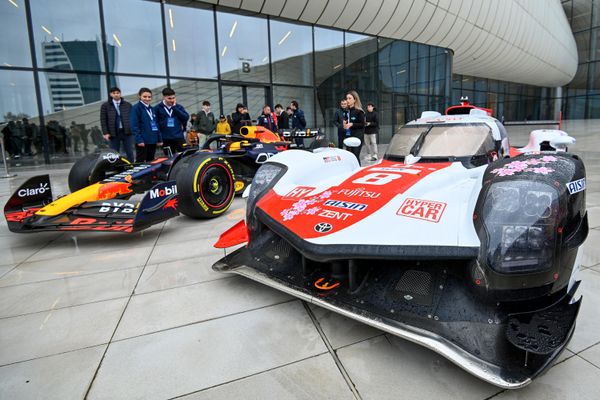 Показ спортивных автомобилей в рамках недели FIA в Баку в фойе Центра Гейдара Алиева - Sputnik Азербайджан