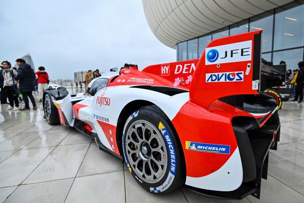 Показ спортивных автомобилей в рамках недели FIA в Баку в фойе Центра Гейдара Алиева - Sputnik Азербайджан