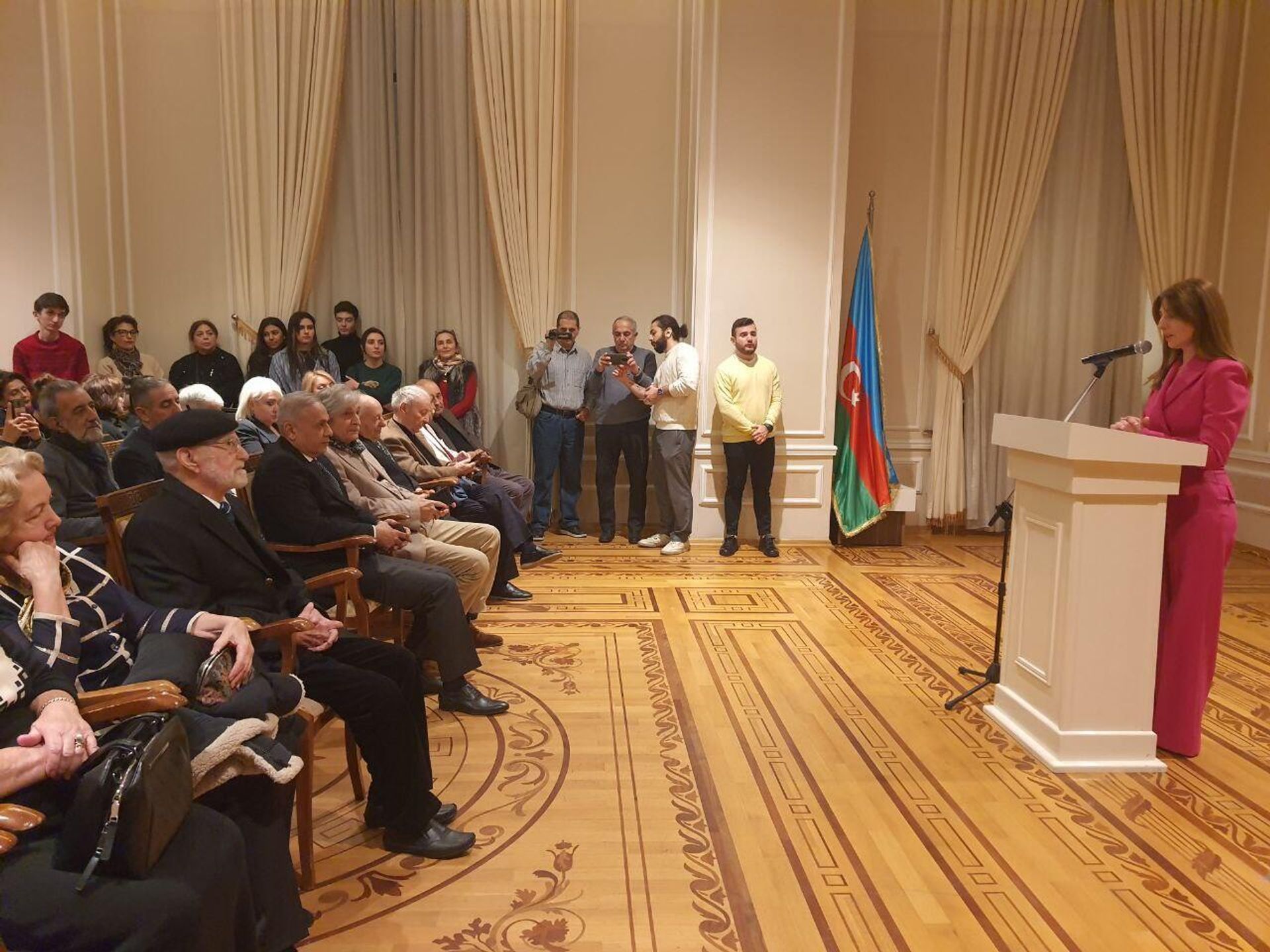 Персональная выставка народного художника Тофика Агабабаева «Диалог со временем» в Азербайджанском национальном музее искусств - Sputnik Азербайджан, 1920, 08.12.2023
