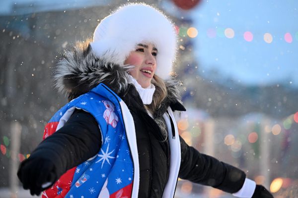 Фигуристка Алина Загитова во время мастер-класса по фигурному катанию на ГУМ-катке в Москве. - Sputnik Азербайджан