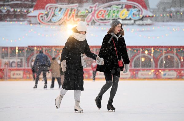 Люди на мастер-классе фигуристки Алины Загитовой по фигурному катанию на ГУМ-катке в Москве - Sputnik Азербайджан