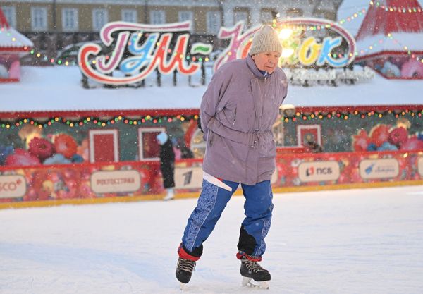 Мужчина на мастер-классе фигуристки Алины Загитовой по фигурному катанию на ГУМ-катке в Москве - Sputnik Азербайджан
