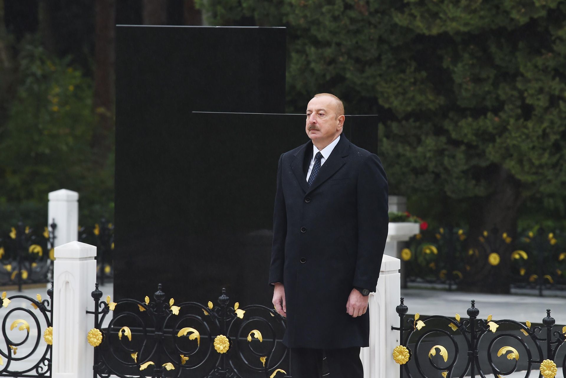 Prezident İlham Əliyev Ümummilli Lider Heydər Əliyevin məzarını ziyarət edib
 - Sputnik Азербайджан, 1920, 12.12.2023