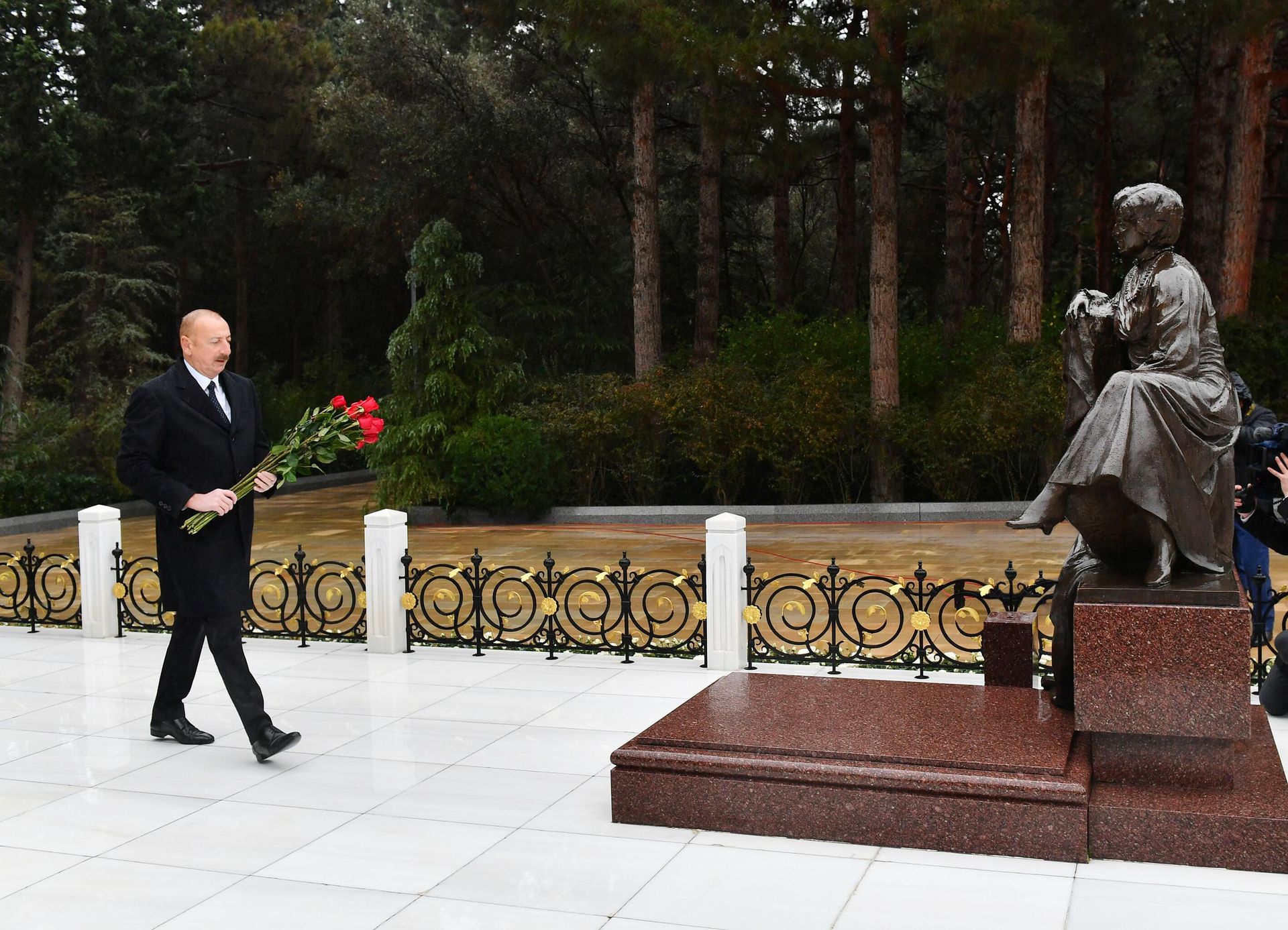 Prezident İlham Əliyev Ümummilli Lider Heydər Əliyevin məzarını ziyarət edib
 - Sputnik Азербайджан, 1920, 12.12.2023