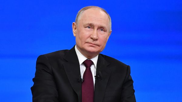 Президент РФ Владимир Путин отвечает на вопросы россиян во время ежегодной специальной программы Прямая линия с Владимиром Путиным - Sputnik Азербайджан
