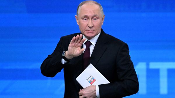 Президент РФ Владимир Путин проводит совместную прямую линию с гражданами и большую пресс-конференцию с журналистами в Гостином дворе - Sputnik Азербайджан
