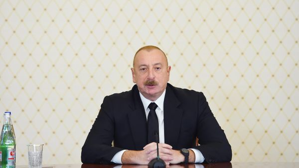 Президент АР Ильхам Алиев на совещании в связи с проведением в следующем году в Баку 29-й сессии Конференции сторон Рамочной конвенции ООН об изменении климата - COP29 - Sputnik Азербайджан