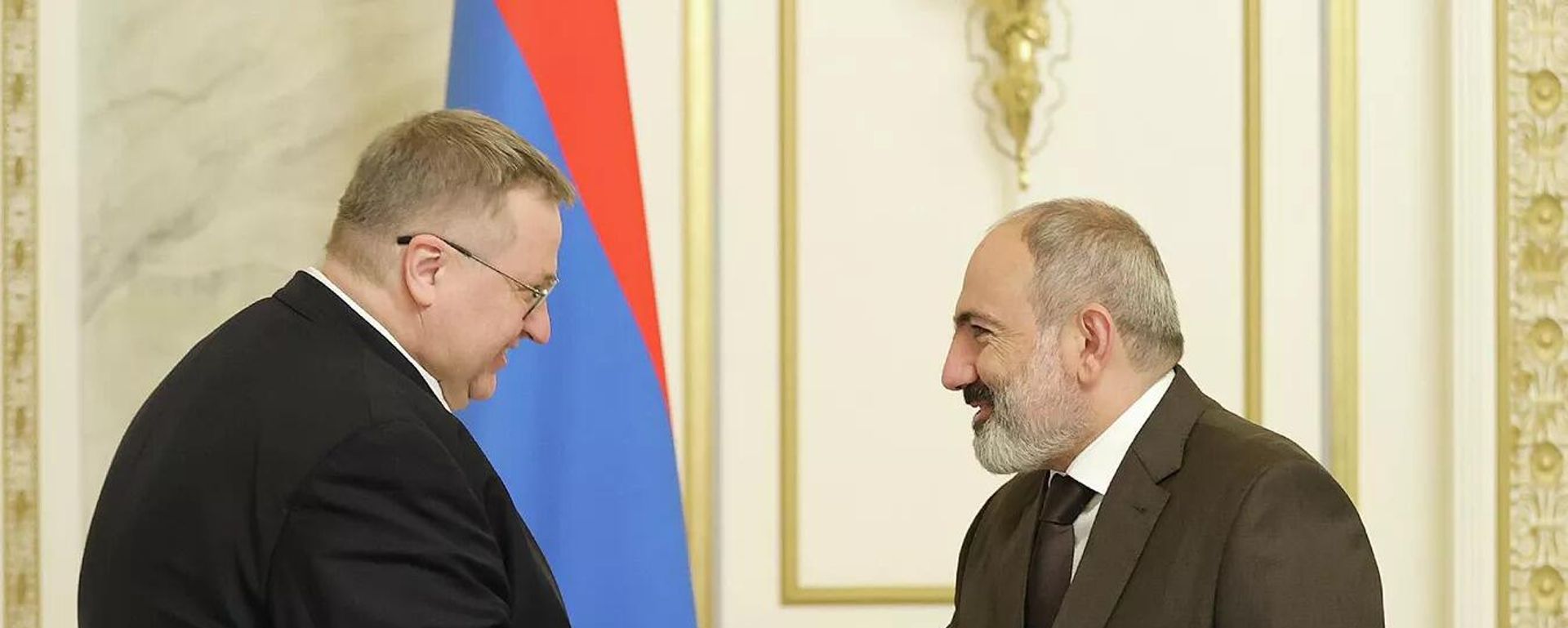 Премьер-министр Армении Никол Пашинян и заместитель председателя правительства России Алексей Оверчук - Sputnik Азербайджан, 1920, 15.12.2023