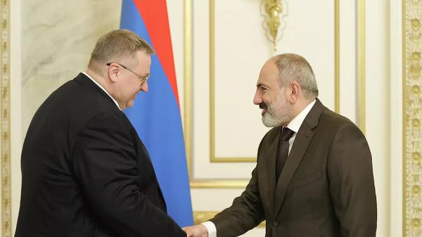 Премьер-министр Армении Никол Пашинян и заместитель председателя правительства России Алексей Оверчук - Sputnik Азербайджан