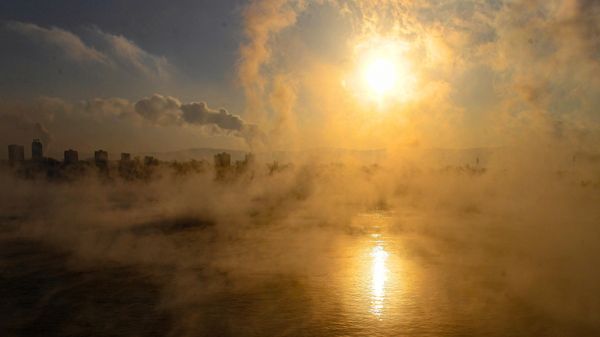 Полуденное солнце отражается в покрытом морозным туманом Енисее  - Sputnik Азербайджан