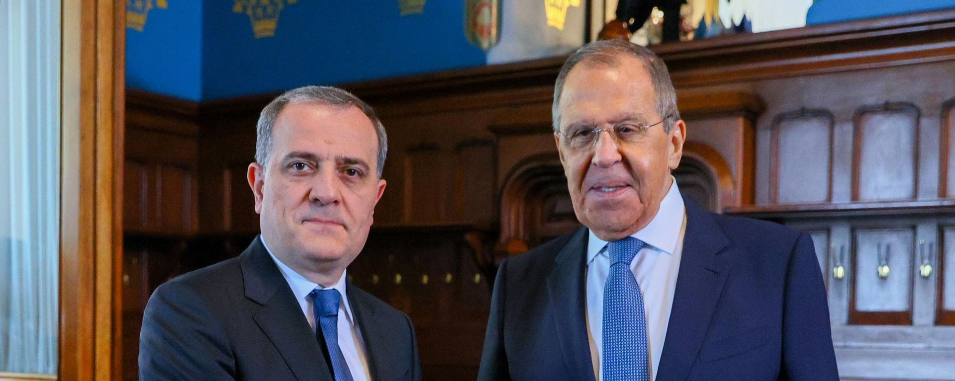 Министр иностранных дел РФ Сергей Лавров и министр иностранных дел Азербайджана Джейхун Байрамов (слева) во время встречи в Москве - Sputnik Азербайджан, 1920, 18.06.2025