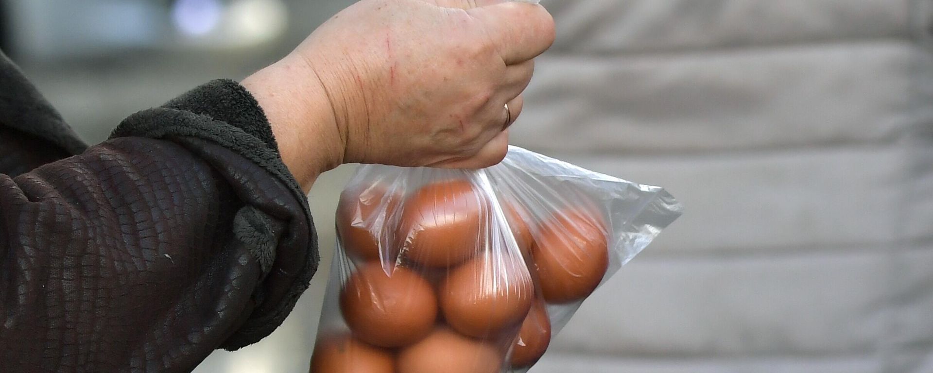 Женщина покупает яйца на продовольственной ярмарке в Симферополе - Sputnik Азербайджан, 1920, 26.12.2023