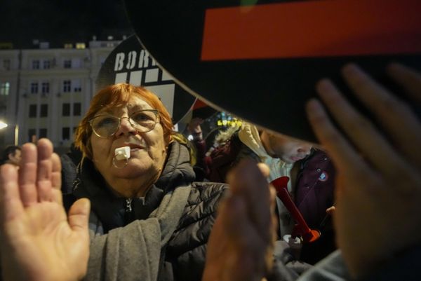 Протестующие во время беспорядков в Белграде. - Sputnik Азербайджан