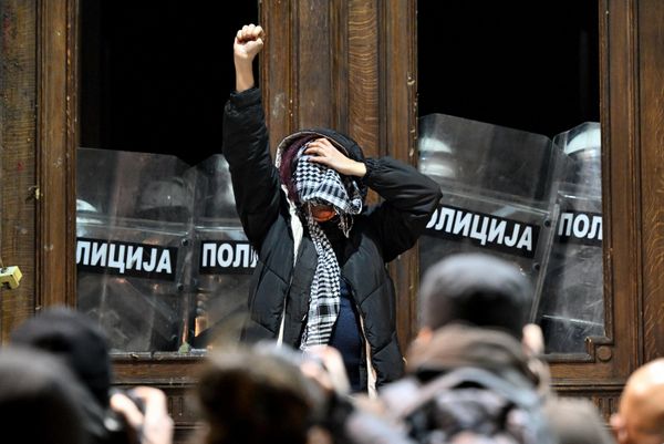 Протестующие во время беспорядков в Белграде. - Sputnik Азербайджан