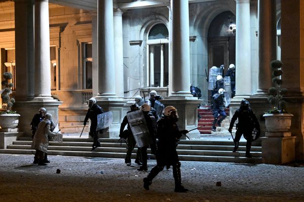 Полиция разгоняет протестующих в Белграде. - Sputnik Азербайджан