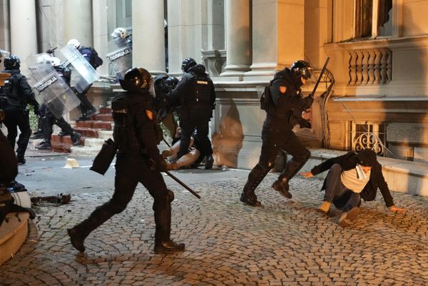Полиция разгоняет протестующих в Белграде. - Sputnik Азербайджан