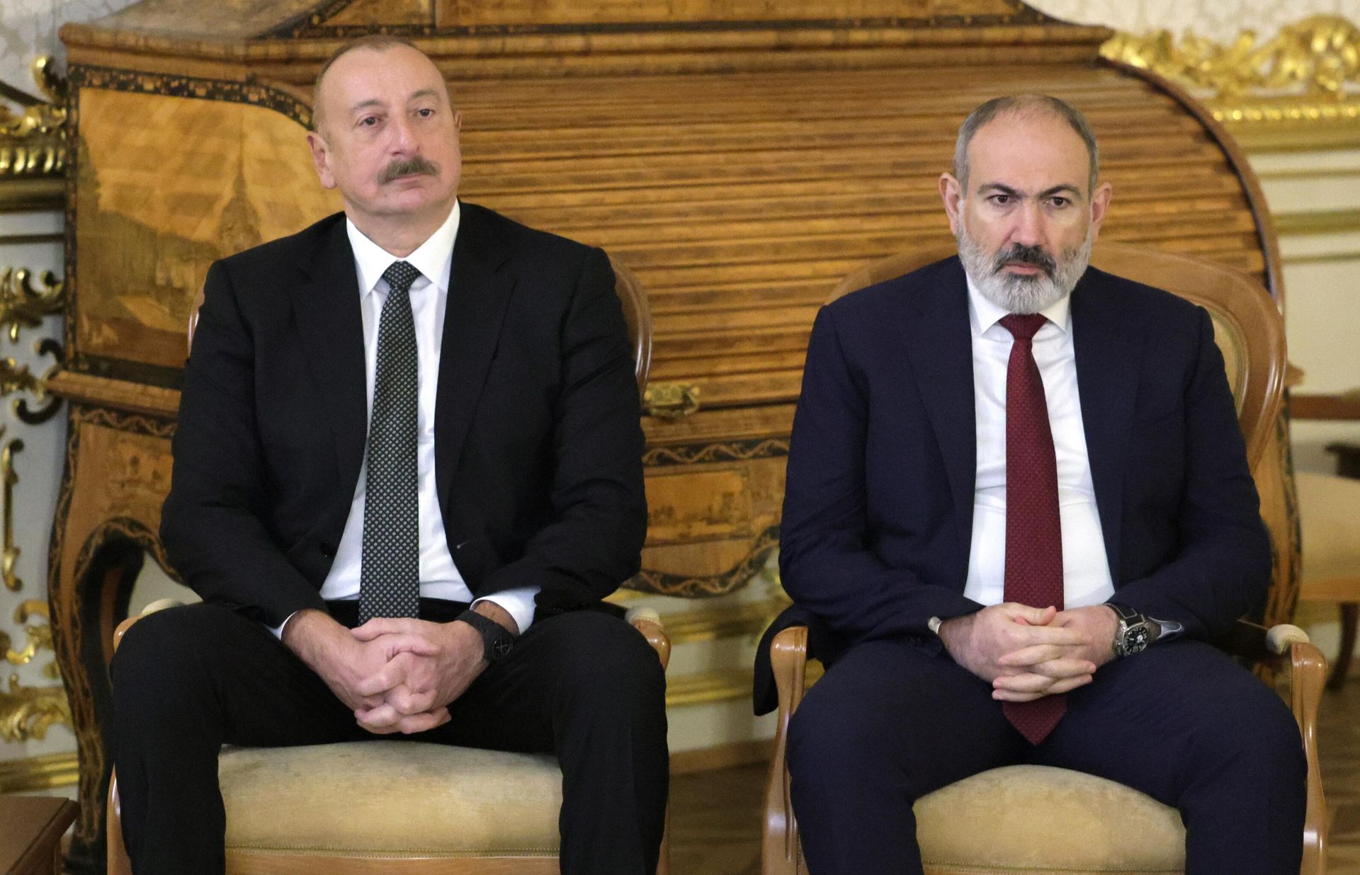 Azərbaycan prezidenti İlham Əliyev (solda) və Ermənistanın baş naziri Nikol Paşinyan - Sputnik Азербайджан, 1920, 03.01.2024